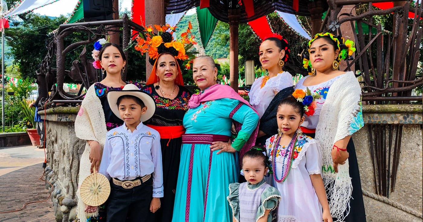 Ajijic plaza and people
