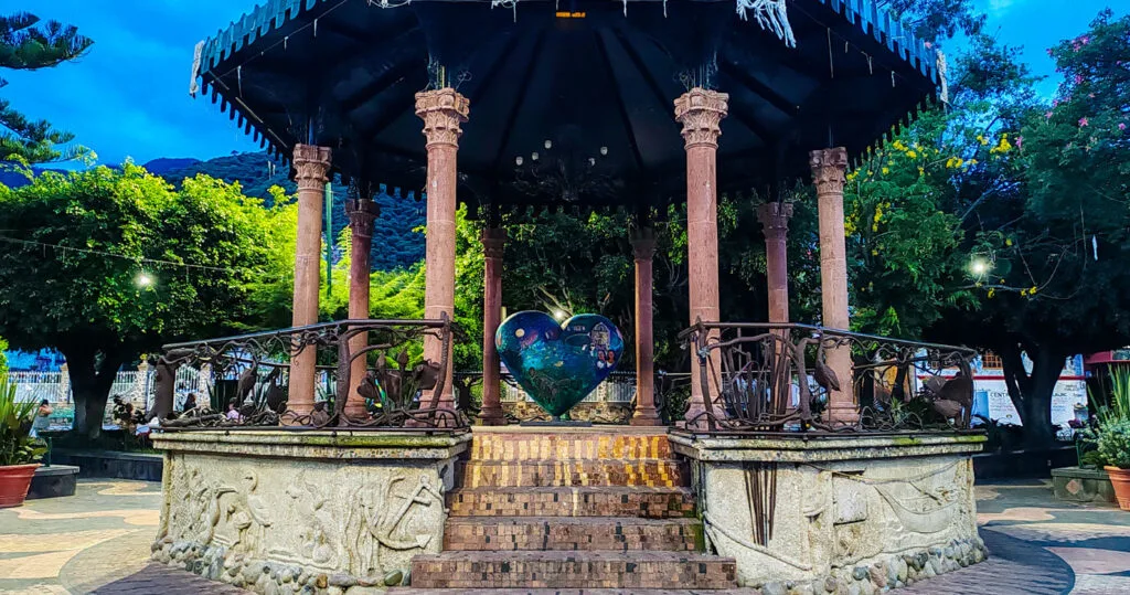Ajijic kiosk at night