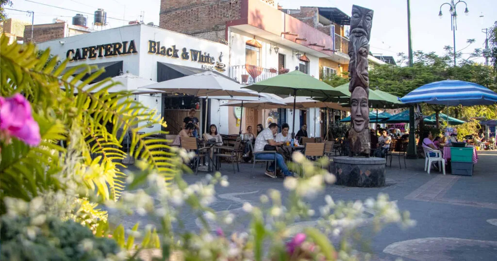 Ajijic plaza and Cafe