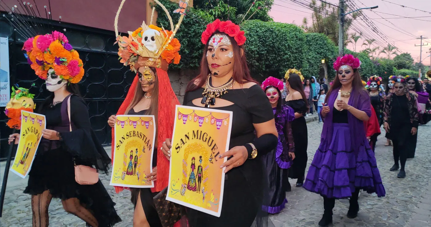 catrinas en el desfile de Día de Muertos en Ajijic