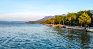 Malecon de Ajijic y el Lago de Chapala