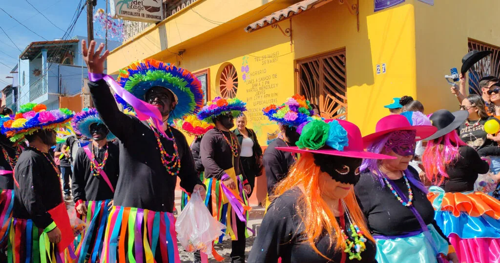 Disfraces coloridos en el desfile de Año Nuevo en Ajijic