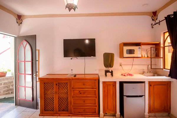 Kitchenette in a Deluxe King Room at Hotel Casa-Blanca